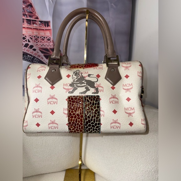 MCM Handbags - MCM
Visetos Striped Munich Lion Boston
Satchel White comes with COA
